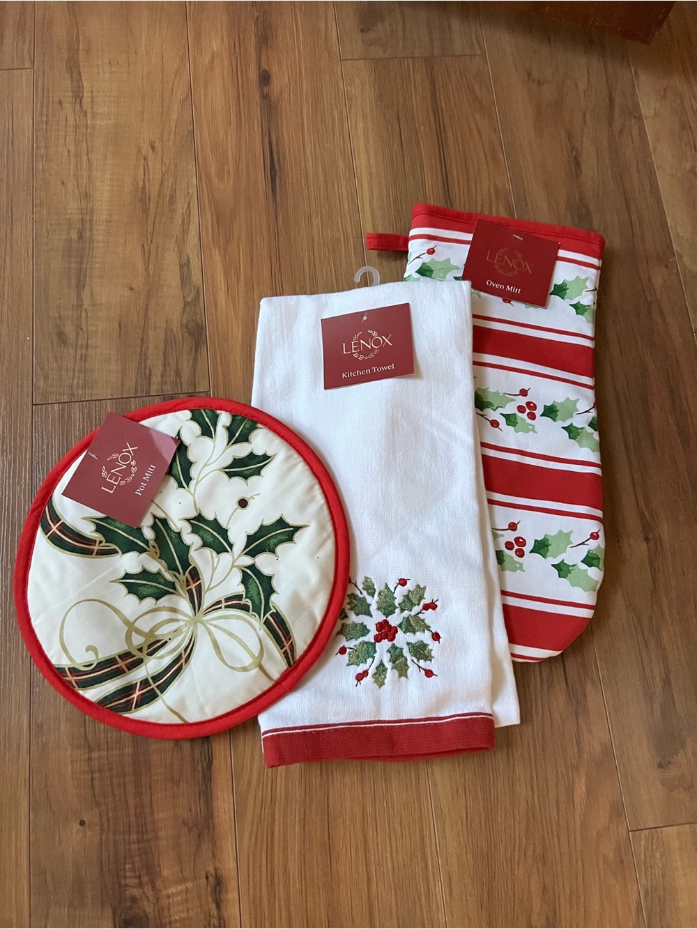 Lenox Red, White & Green Holiday Kitchen Linen Set